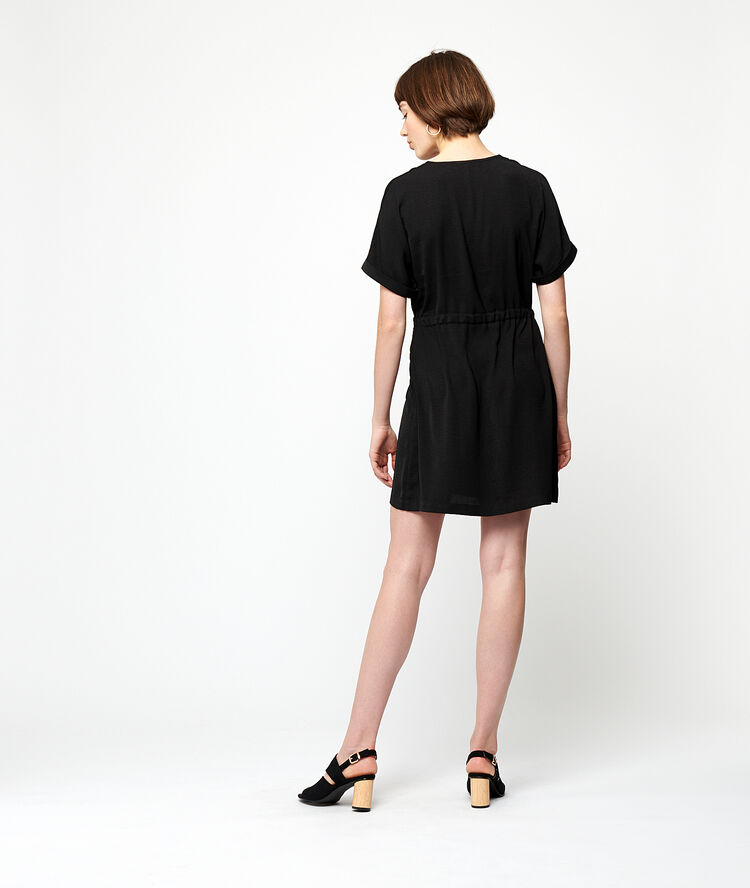 Vestido ajustado con botones negro.