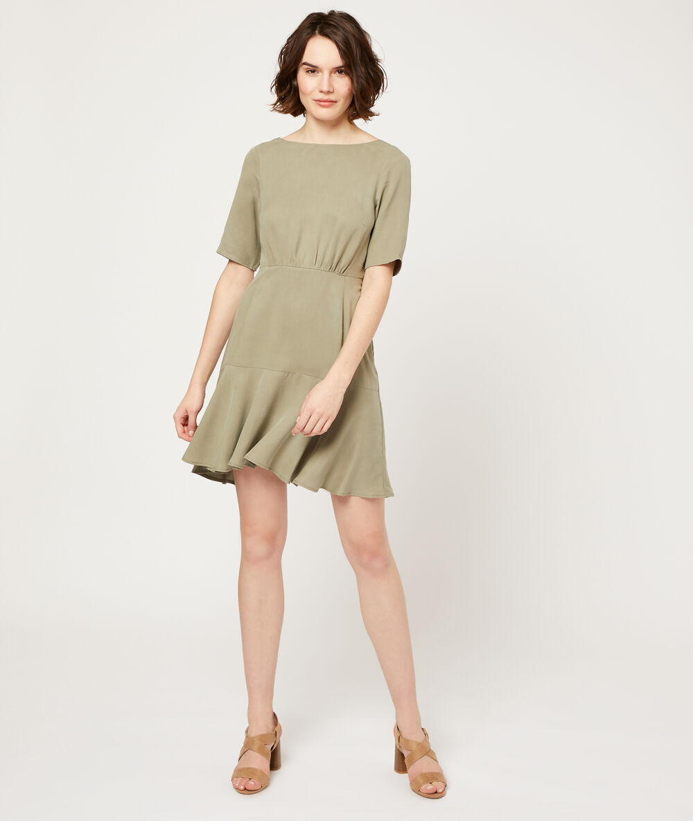 Vestido escote en la espalda caqui.