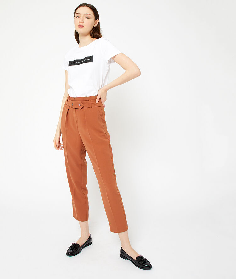 Pantalón talle alto con cinturón tierra.