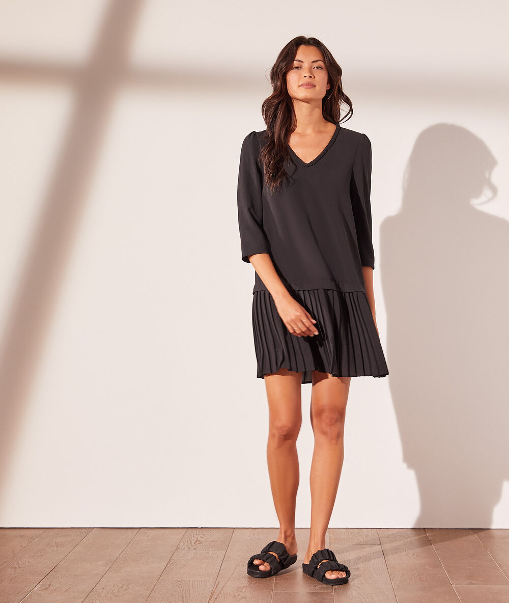 Vestido corto con falda plisada negro.