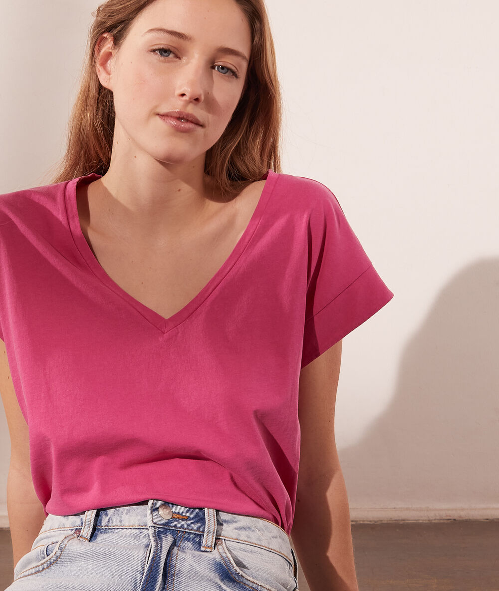 Camiseta escote en v rosa.