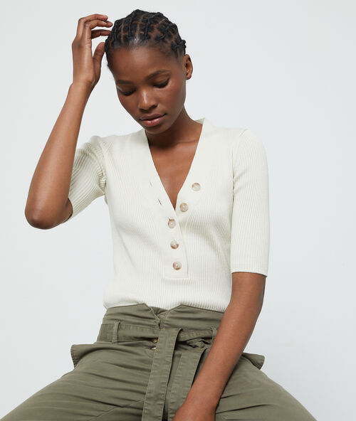 Su&eacute;ter acanalado manga corta arena.