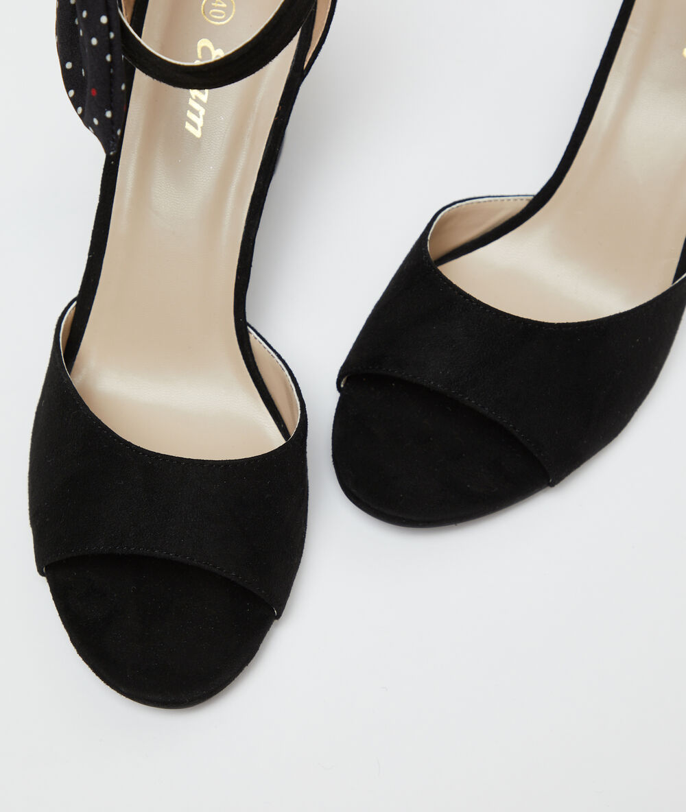 Sandalias anudadas de talón negro.