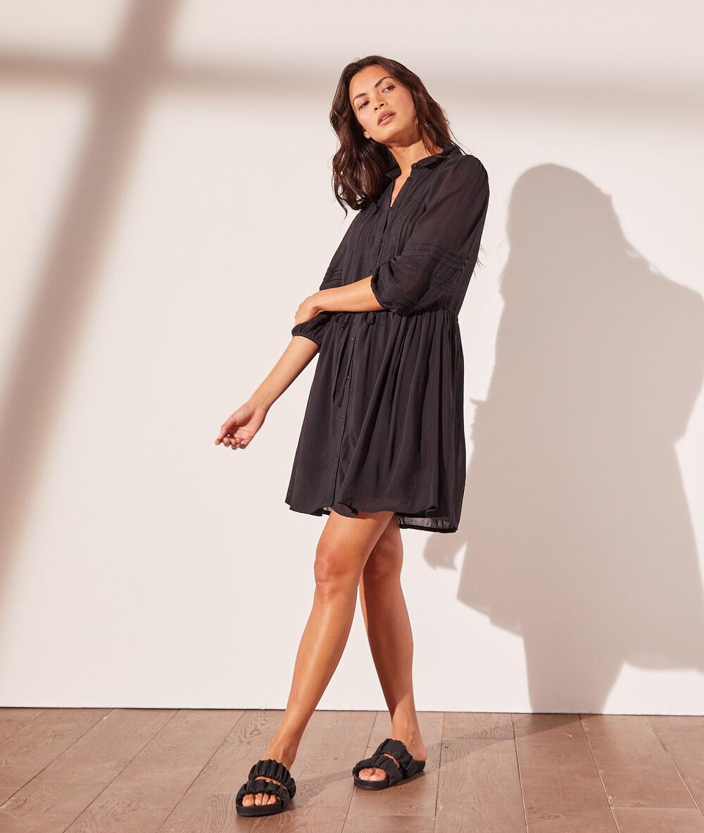 Vestido corto con motivos de encaje negro.