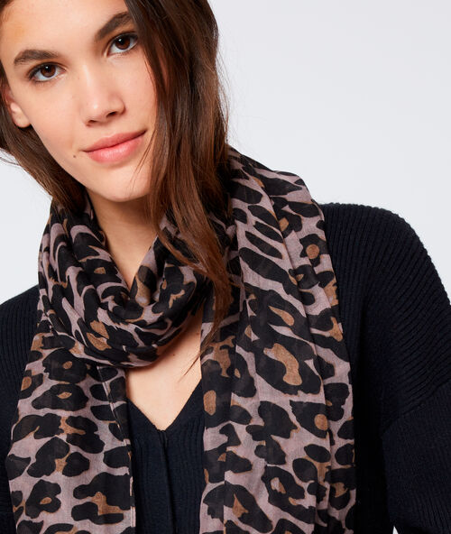 Pa&ntilde;uelo estampado leoprado negro.
