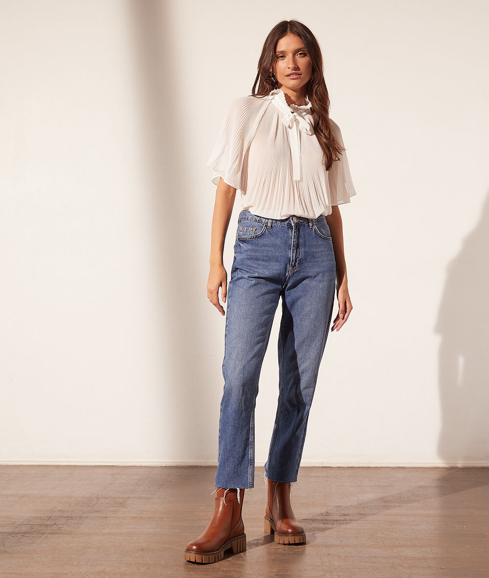 Blusa con lazada crudo.