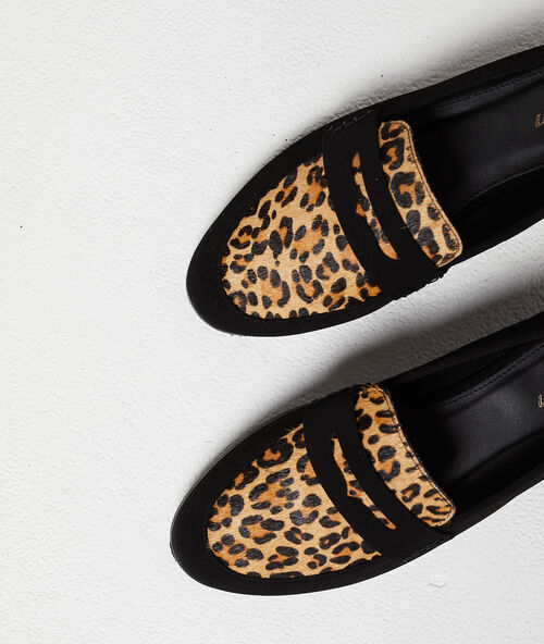 Mocasines con estampado de leopardo negro.