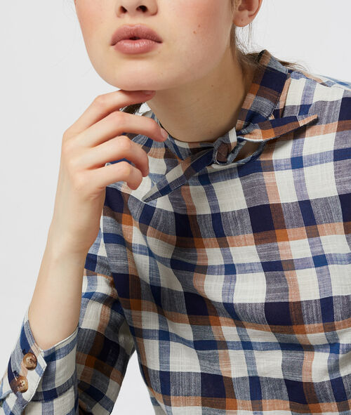 Blusa a cuadros con cuello anudado Blusa a cuadros con cuello anudado