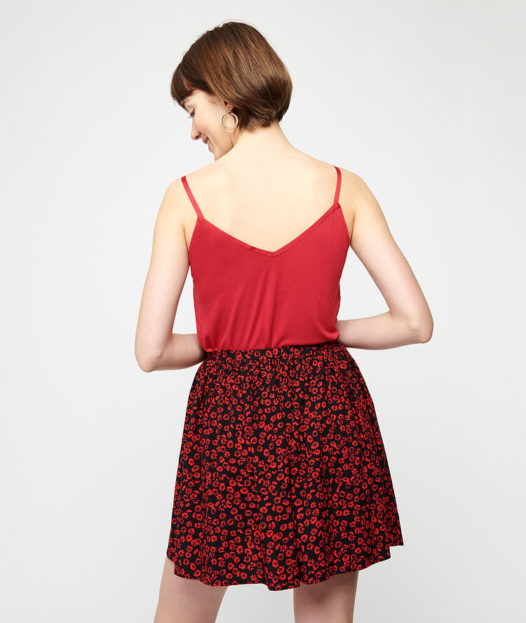 Camisola satinada escote de encaje carmín.