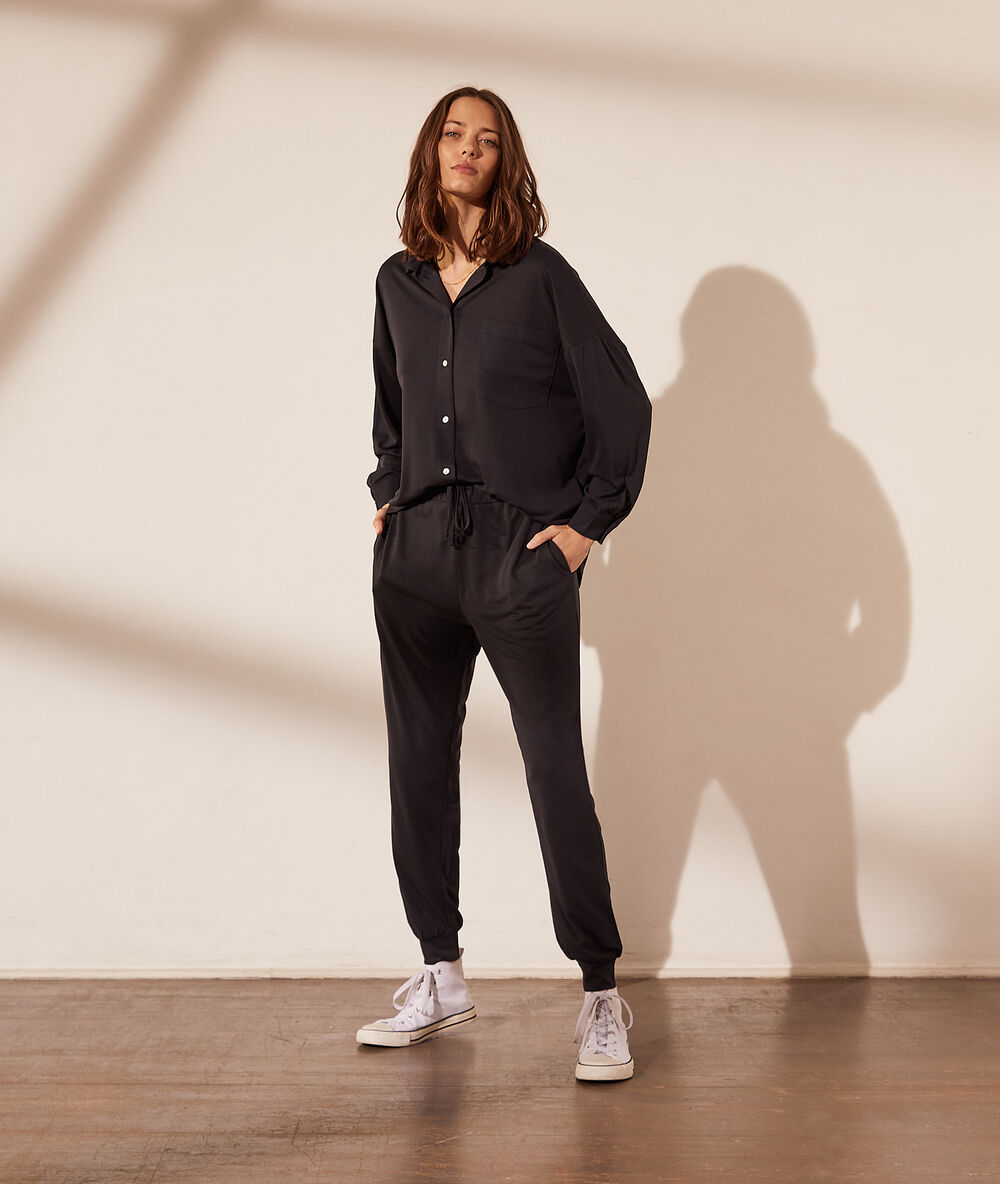 Pantalón jogger negro.
