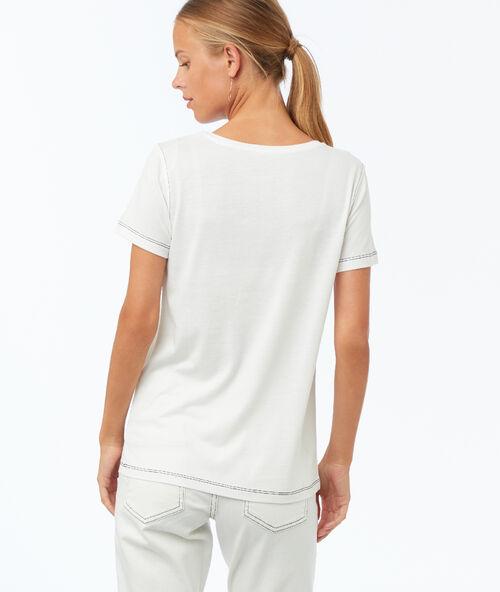 Camiseta manga corta con bolsillo frontal crudo.