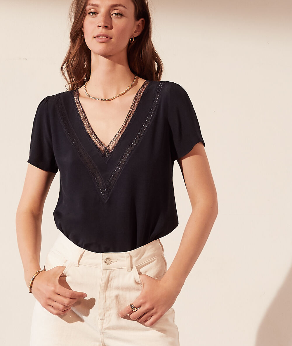 Top escote en v azul marino.