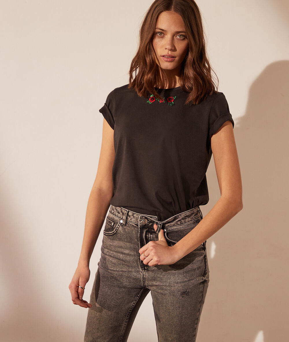 Camiseta con rosas bordadas negro.