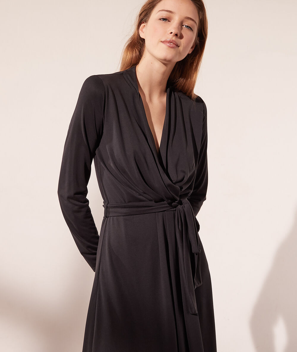Vestido vaporoso, anudado lateral negro.