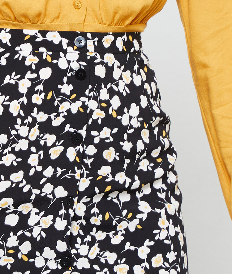 Falda estampado floral negro.