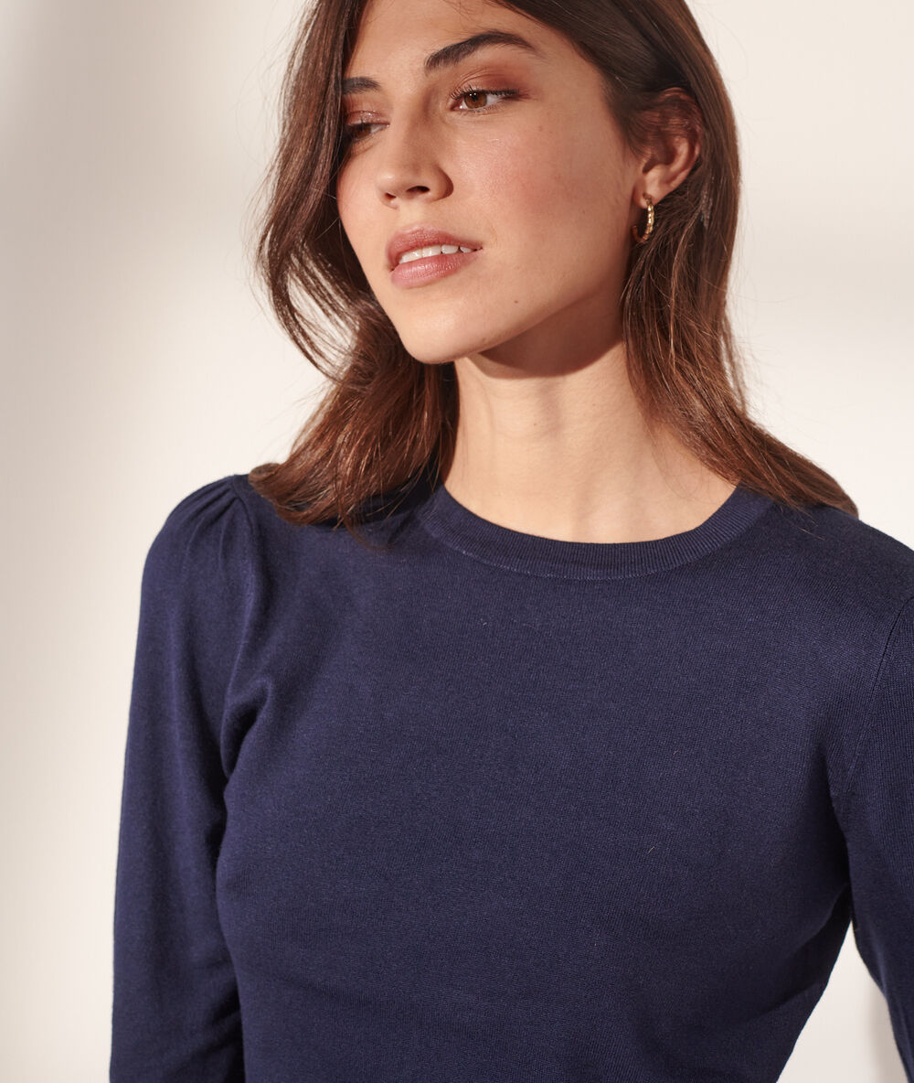 Jersey de punto fino azul marino.