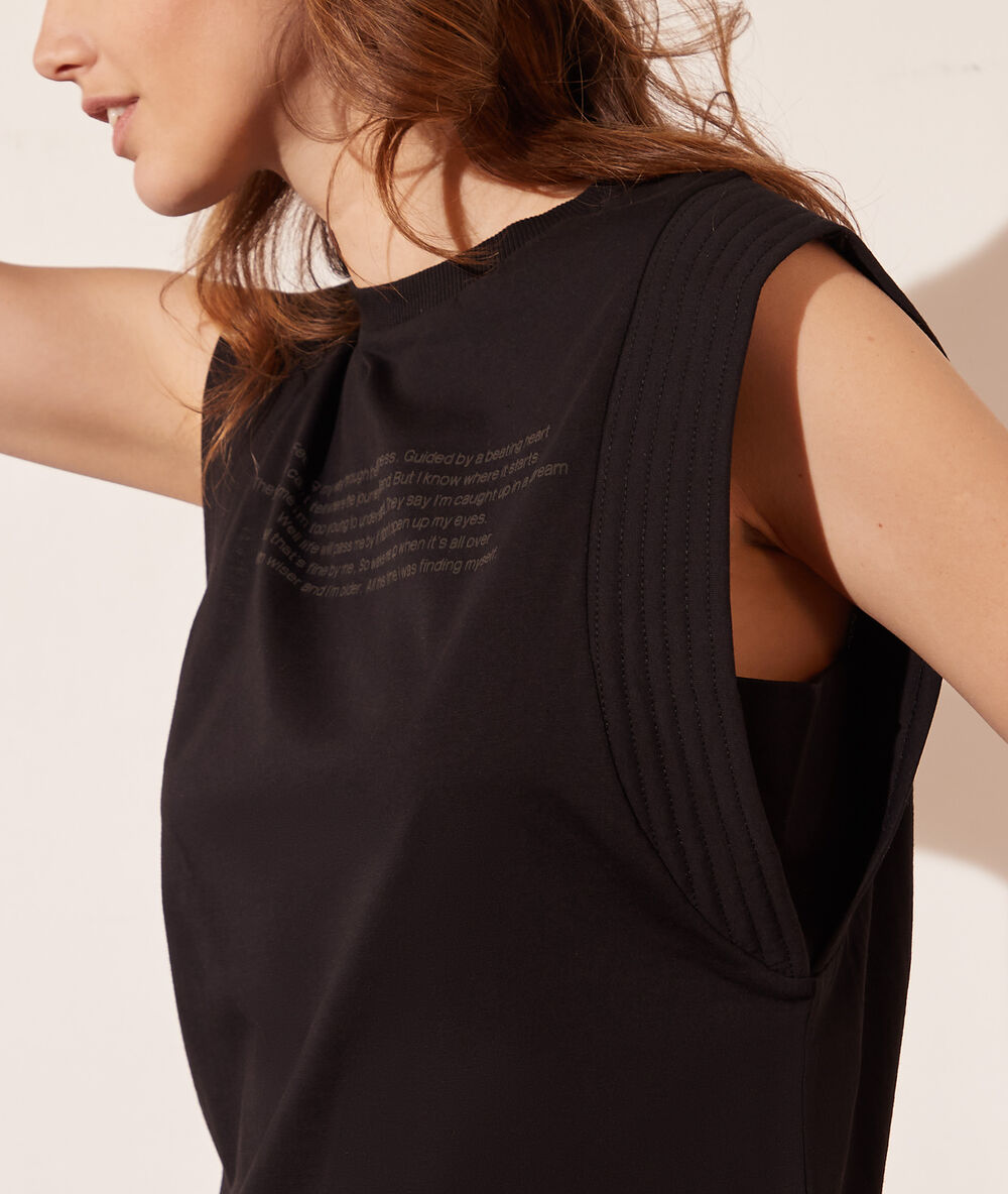 Camiseta con hombreras negro.