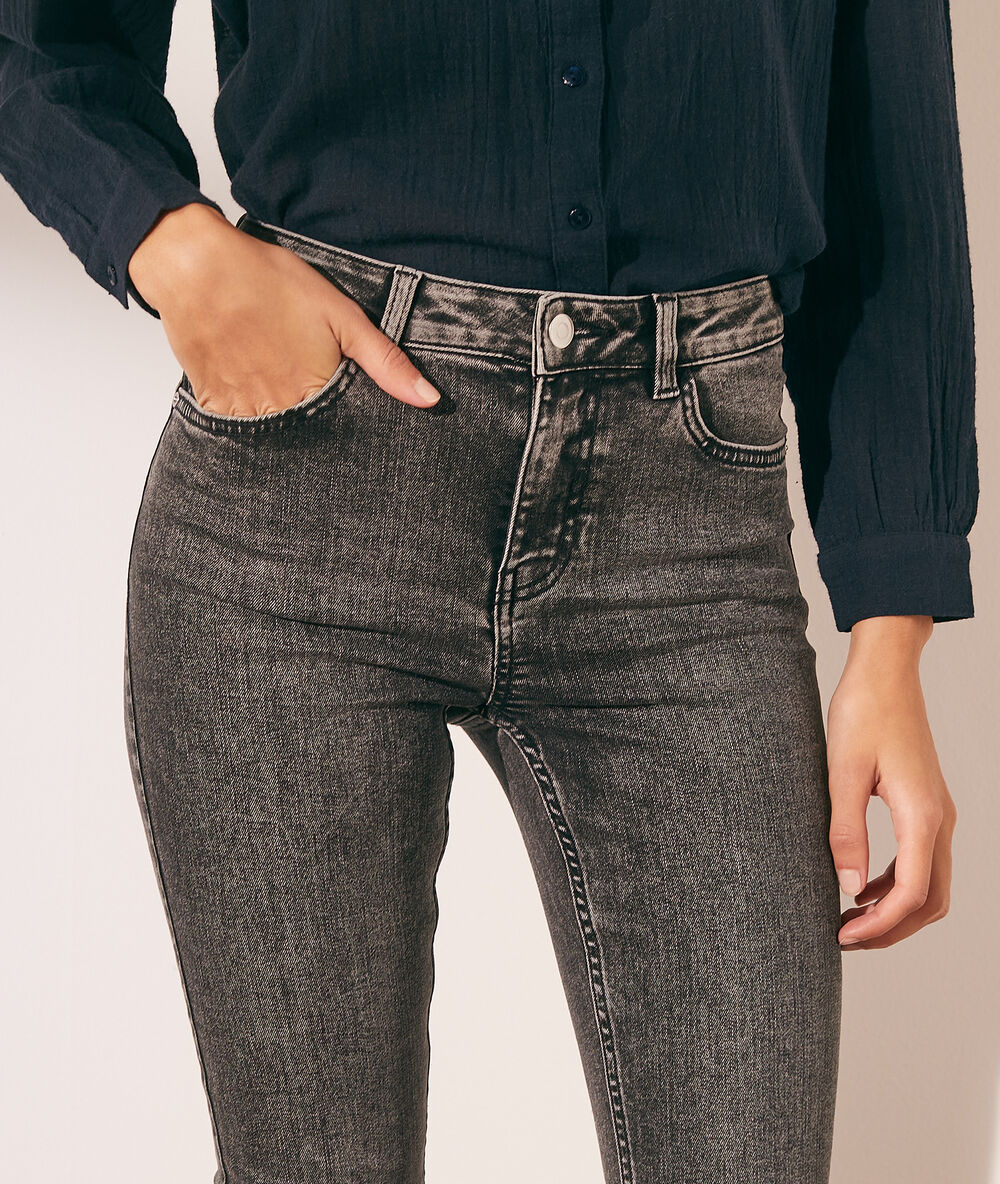 Pantalón vaquero estrecho, efecto desteñido antracita.