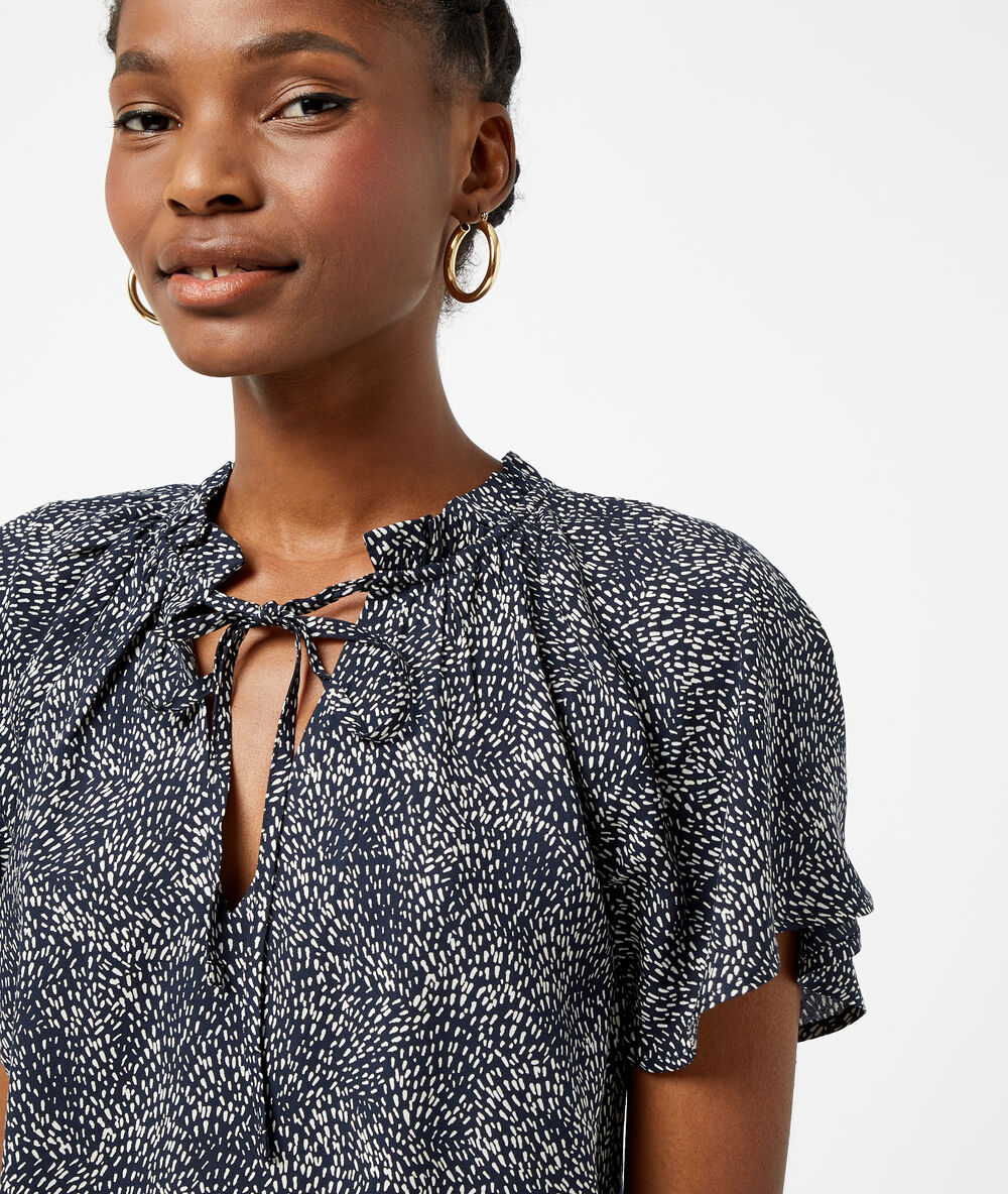 Blusa corta estampada azul marino.