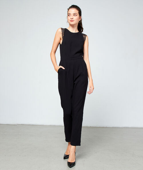 Mono liso con detalles de guipur negro.