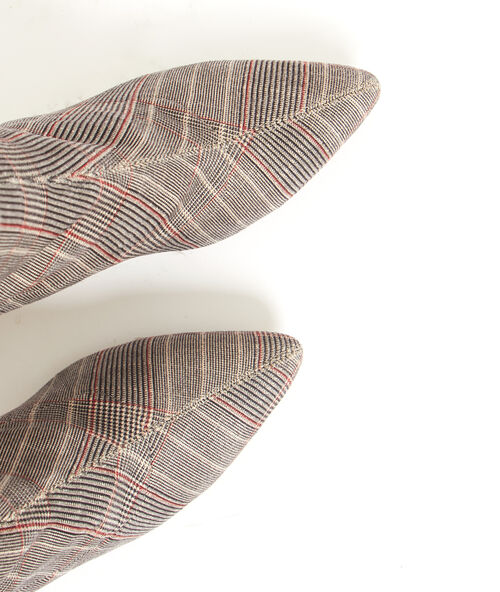 Botines de talón con estampado príncipe de gales gris.