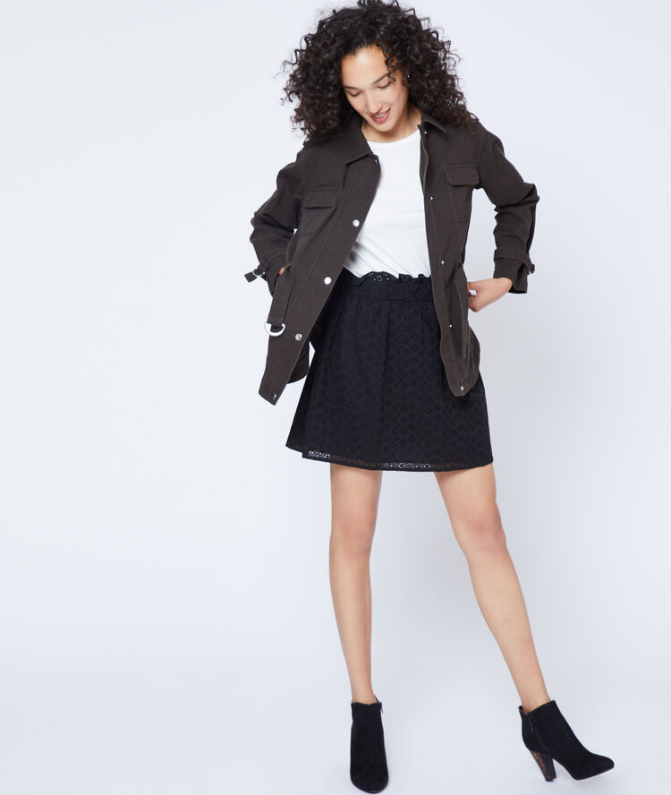 Parka con cinturón negro.
