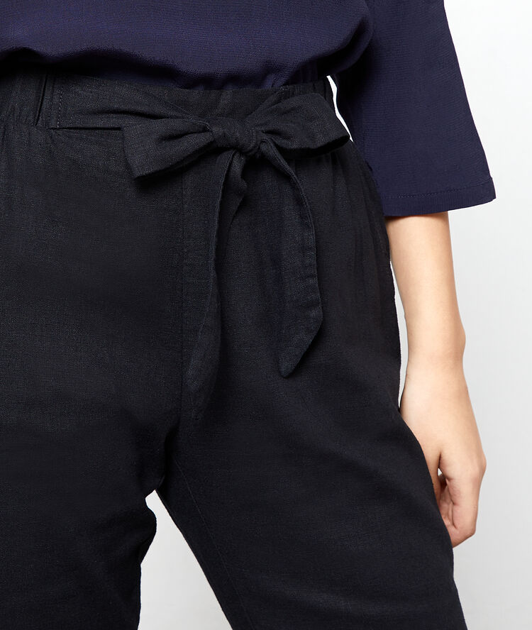 Pantalón de corte zanahoria anudado negro.