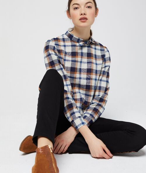 Blusa a cuadros con cuello anudado azul marino.