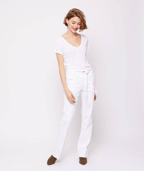 Pantalón acampanado con cinturón blanco.
