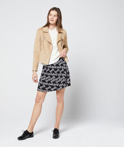 Falda estampado de corazones negro.