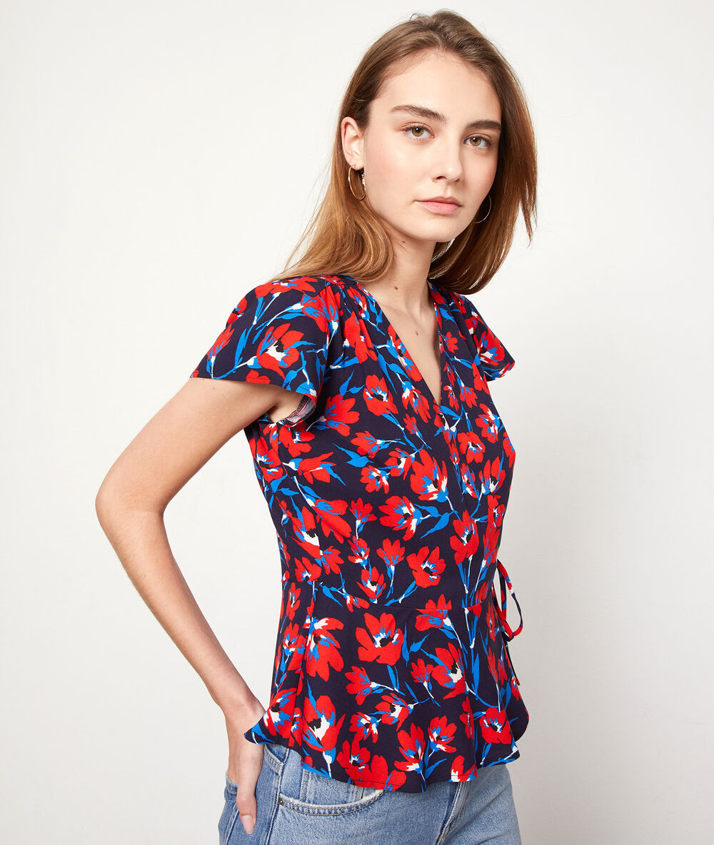 Blusa escote cruzado estampado floral azul marino.