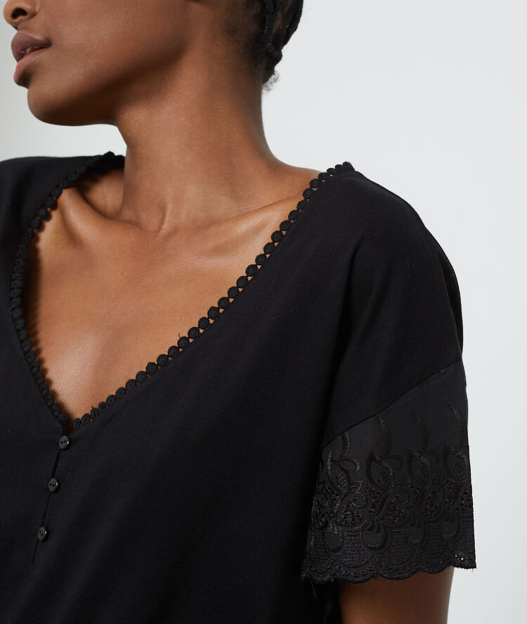 Camiseta en algodón con mangas de encaje negro.