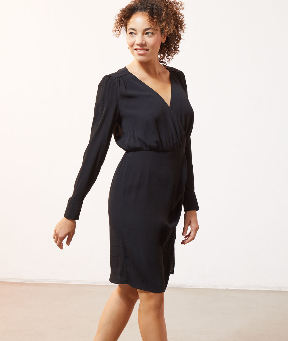 Robe cache-coeur noir.