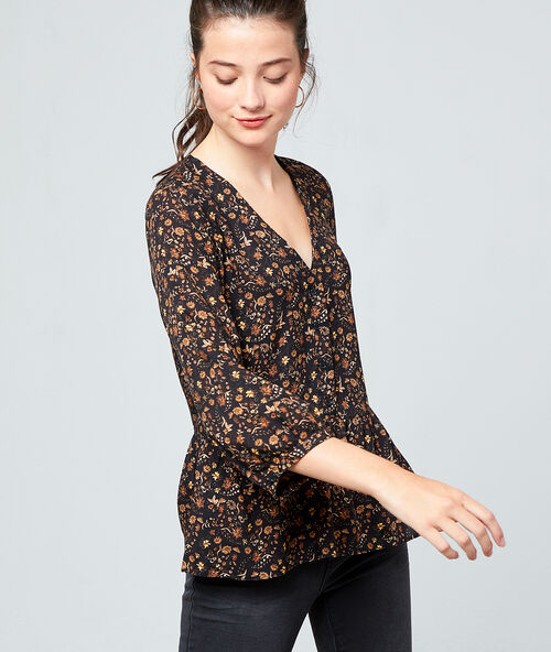 Blusa estampado floral negro.