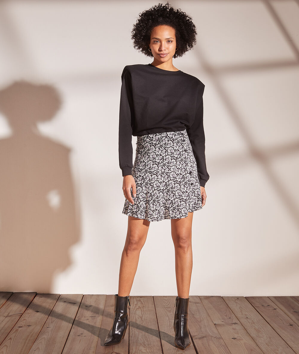 Falda estampado floral negro.