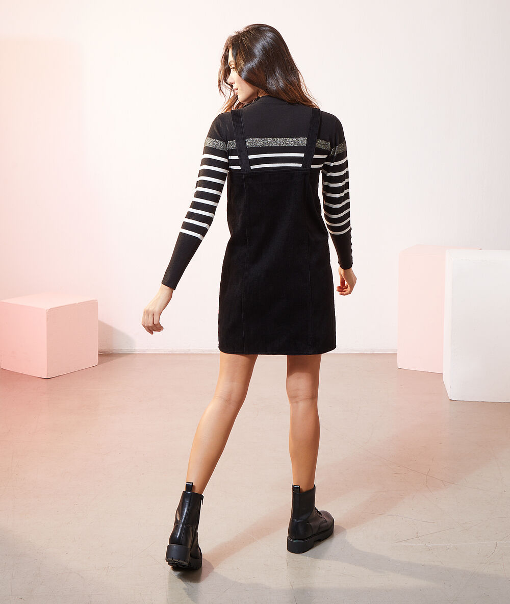 Robe salopette en velours noir.