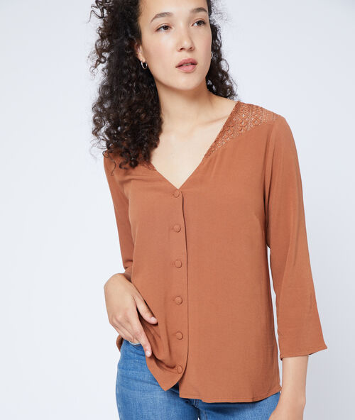 Blusa abotonada de guipur sabana.