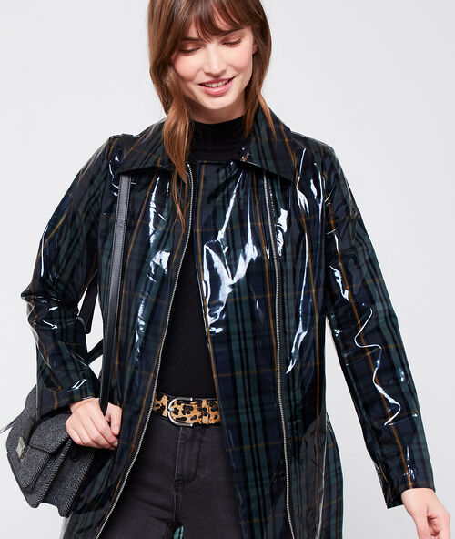 Trench estampado escocés efecto vinilo azul marino.