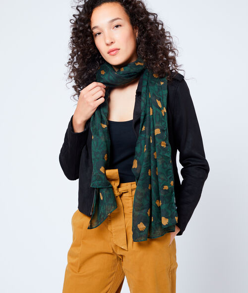 Pa&ntilde;uelo estampado de hojas caqui.