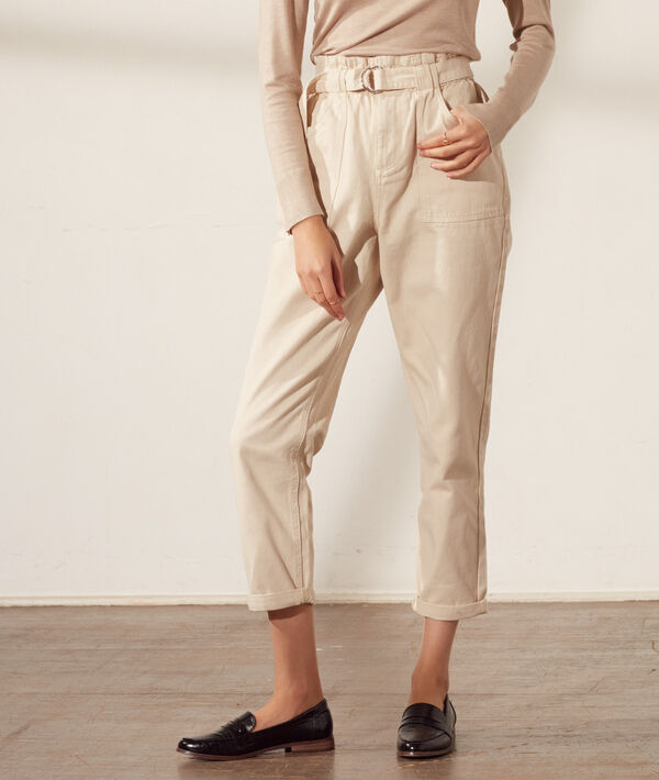 Pantalón talle alto con cinturón Pantalón talle alto con cinturón