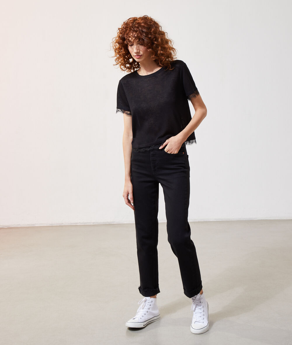 Camiseta con motivos de encaje negro.