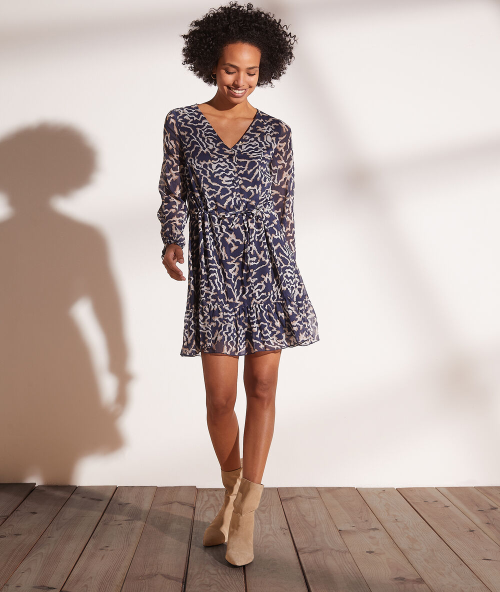 Vestido vaporoso estampado azul marino.