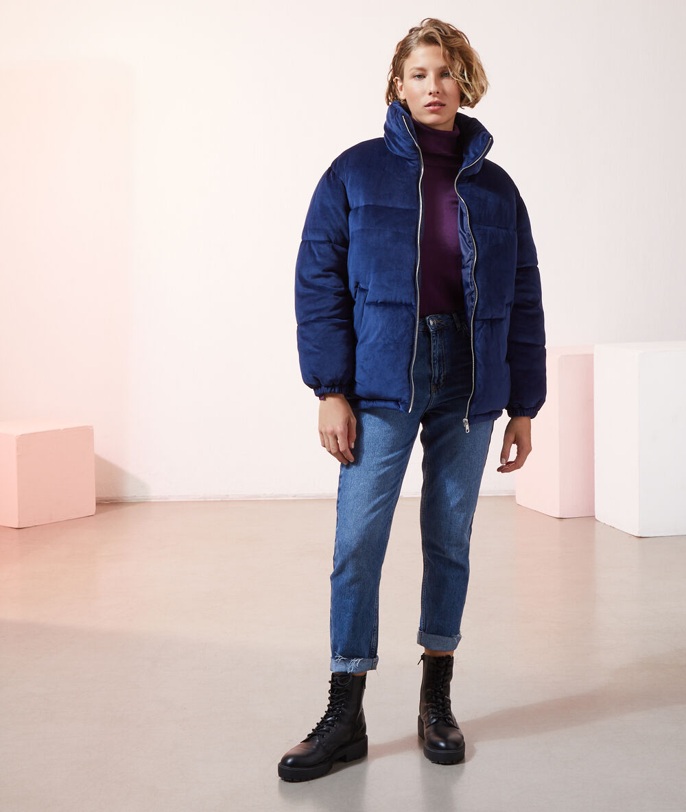 Chaqueta acolchada de terciopelo azul marino.