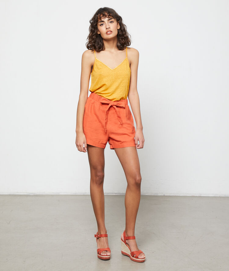 Pantalón corto con lazada tomate.
