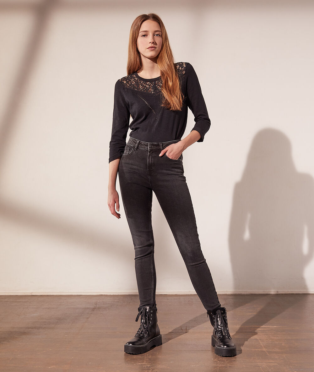 Pantalón vaquero estrecho negro.