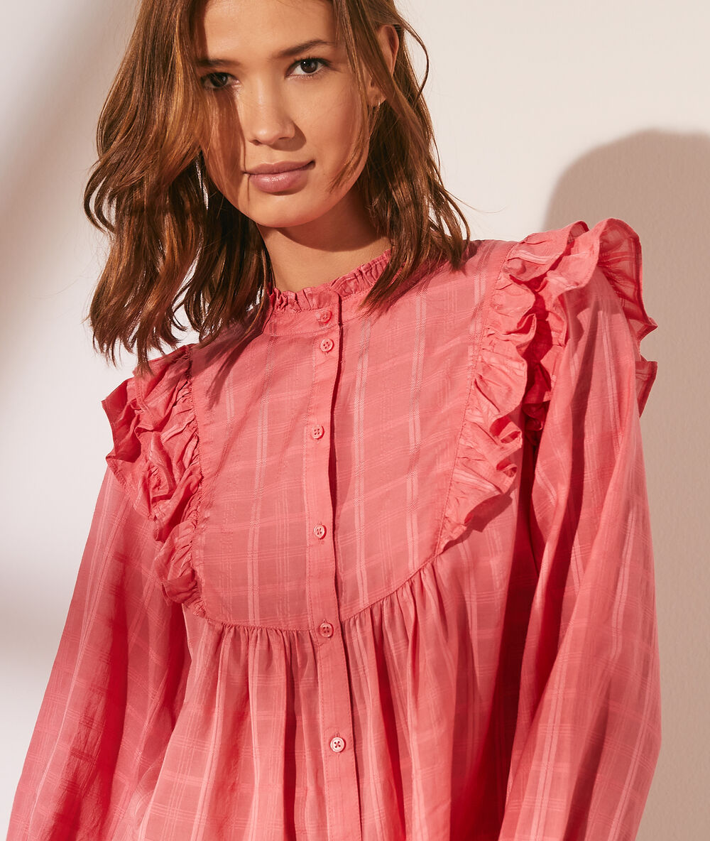 Blusa con volantes rosa.