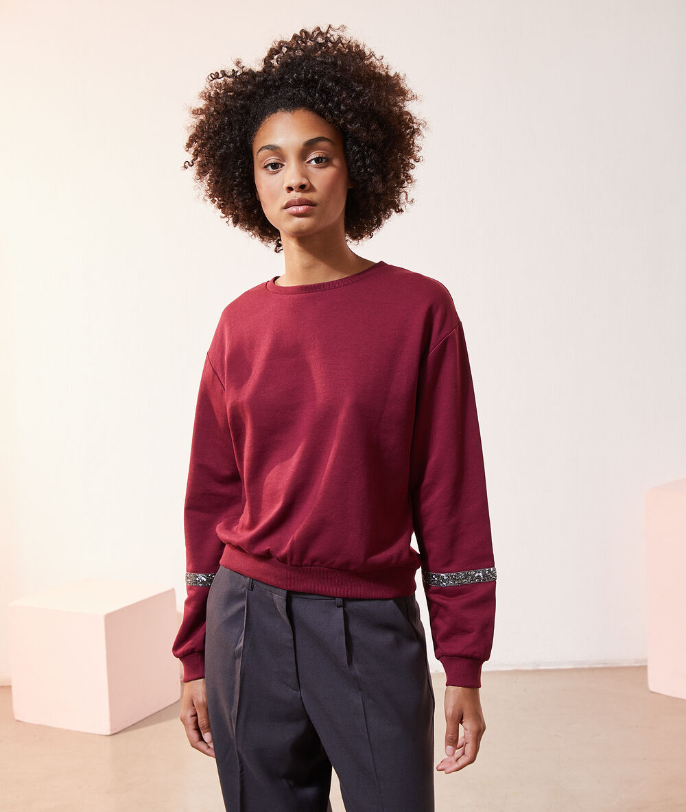 Sudadera con detalle lentejuelas púrpura.