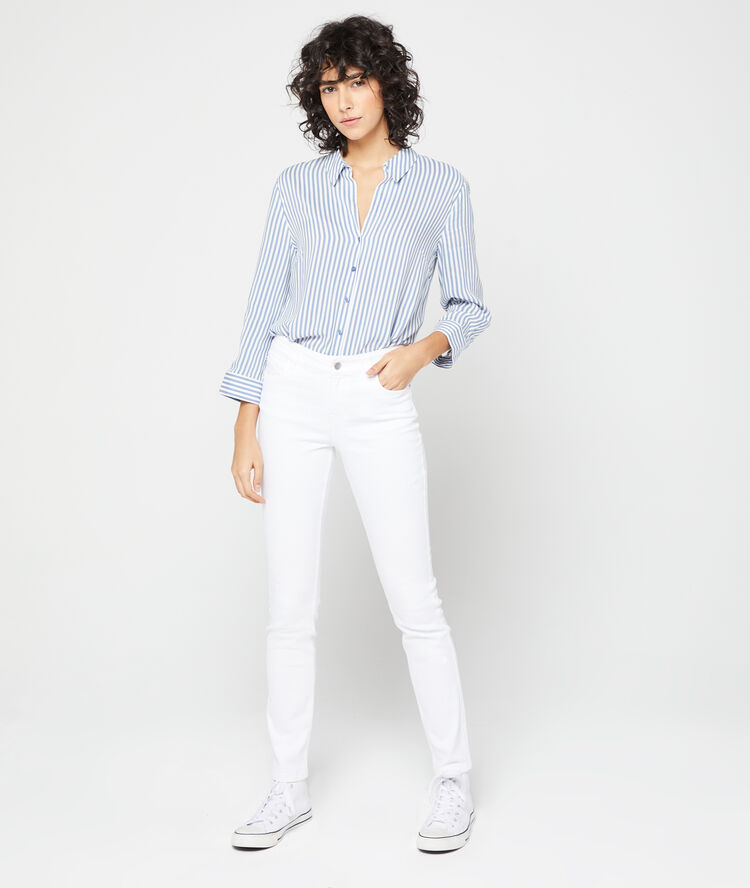 Camisa a rayas azul cielo.