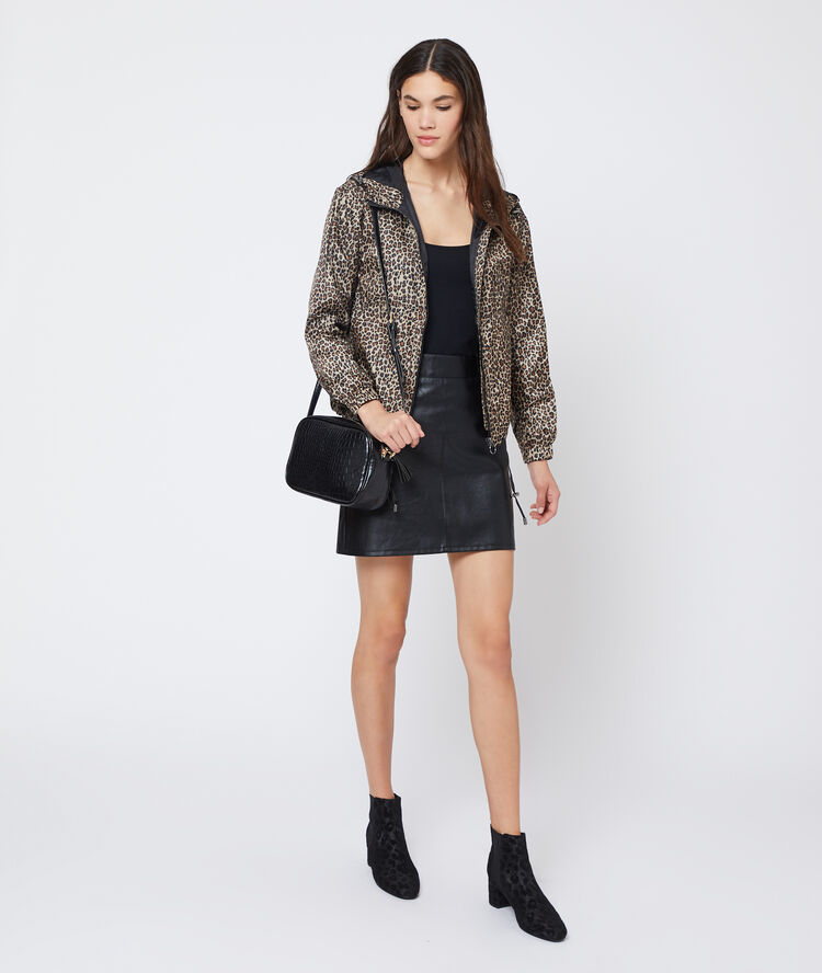 Chaqueta tipo bomber estampado de leopardo negro.