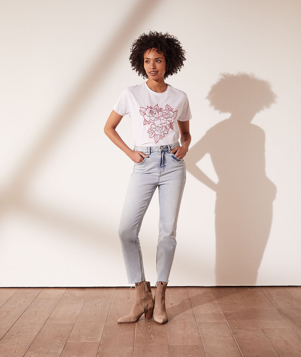 Camiseta bordados florales crudo.